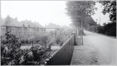 B&W photograph of newly built bungalows on Foxborough Road in Radley in the 1930s