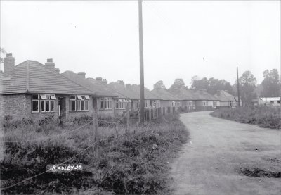 B&W photograph of newly built bungalows in New Road, Radley, in the 1930s