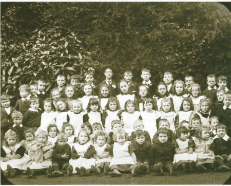 B&W photograph of the pupils at Radley Primary School in 1901